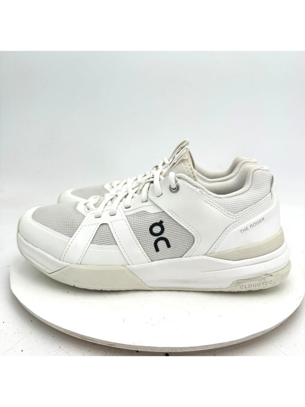 On The Roger Clubhouse Swiss Engineering Women Size 9 White Black Tennis Shoes